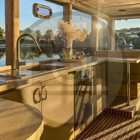 Cozy Ship In Havelsee With Kitchen Milower Land